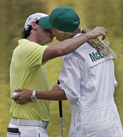 Un bacio appassionato sul green tra Rory McIlroy e Caroline Wozniacki. LaPresse